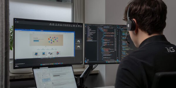 IT Mitarbeiter am Programieren