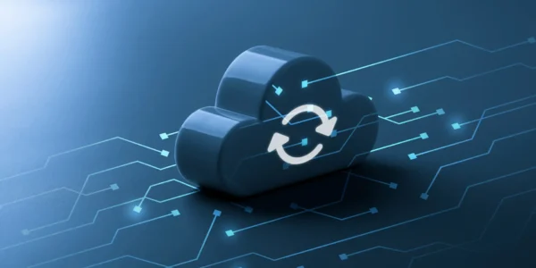 3D‑Cloud‑Symbol mit Synchronisationspfeilen auf einer dunkelblauen Oberfläche, umgeben von leuchtenden digitalen Linien und Verbindungspfaden als Darstellung von Cloud‑Technologie und Datenfluss.