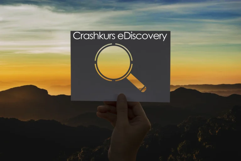 Bild mit Lupe Vor Berglandschaft mit Schrift: Crashkurs eDiscovery