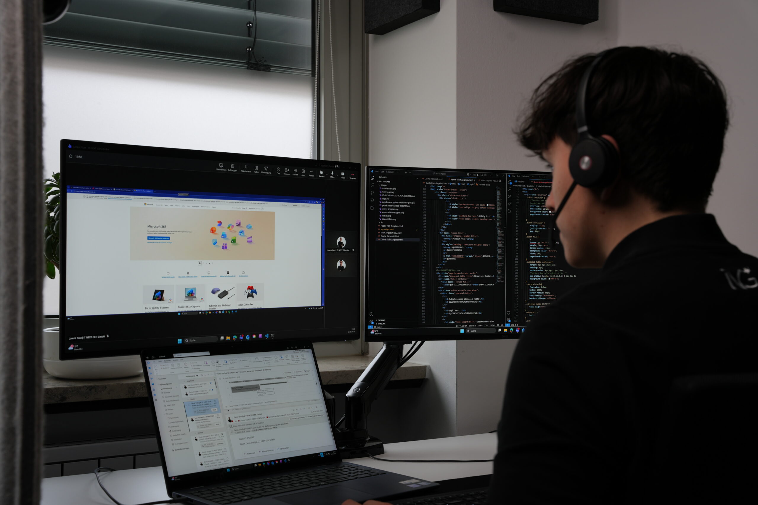 Techniker richtet per Video Call Microsoft Lizenz ein