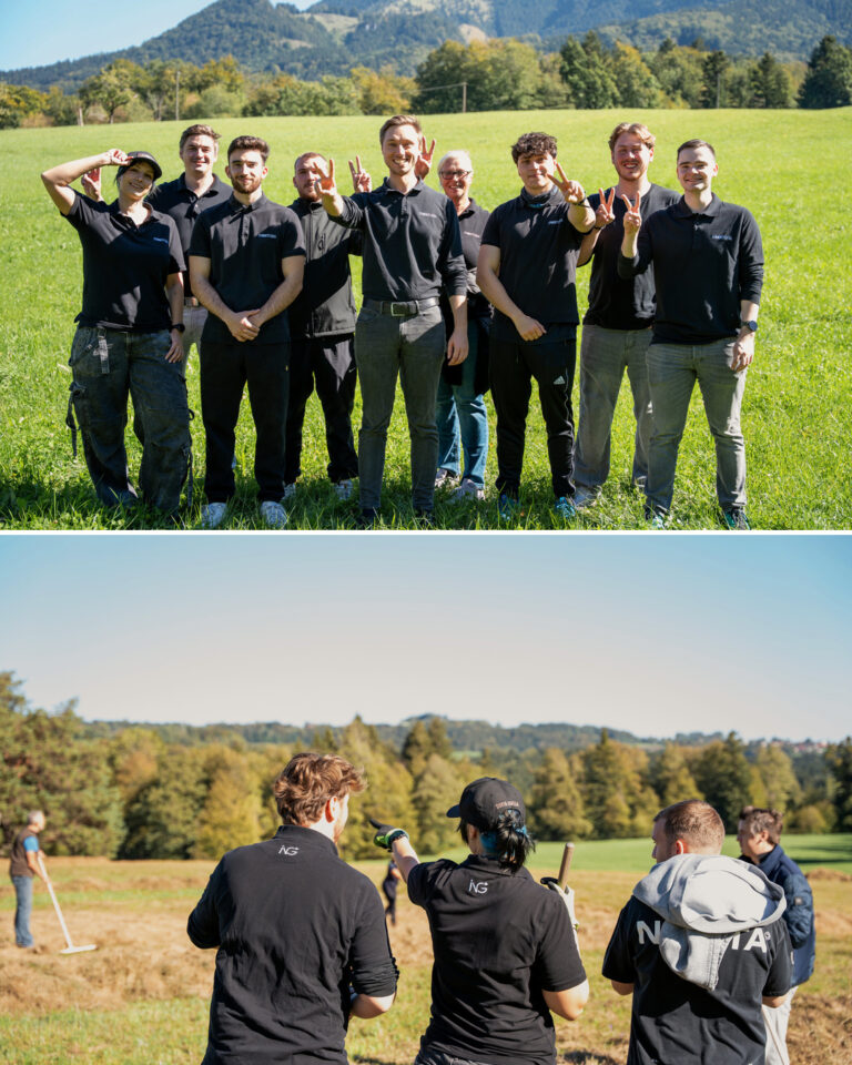 Oben: Das IT-NEXT-GEN-Team in schwarzen Poloshirts steht lachend auf einer Wiese vor den Bergen. Unten: Drei Teammitglieder von hinten mit Logo auf dem Rücken, eine Person zeigt über die gemähte Wiese.