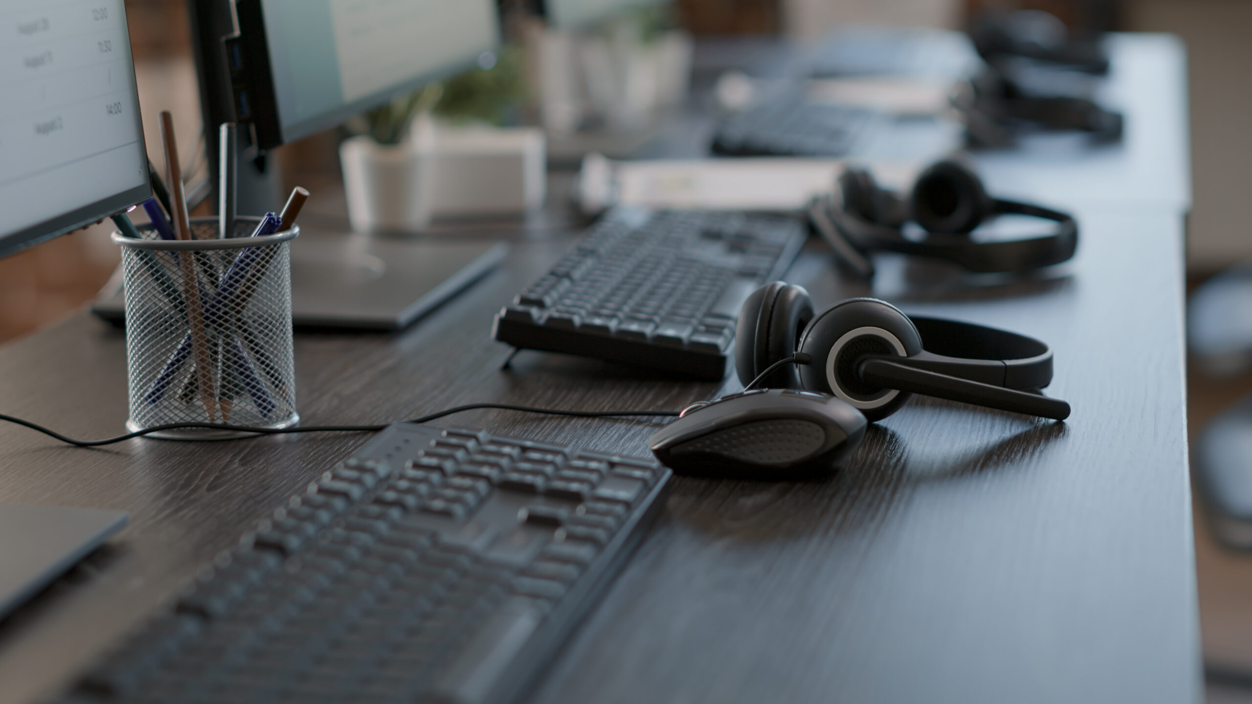 support Arbeitsplätze mit Headsets auf den Schreibtischen